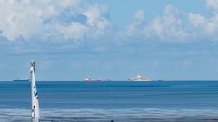 Oligarchenyacht "Dilbar" am 21.09.22 bei der Überführung von Hamburg nach Bremen ... 