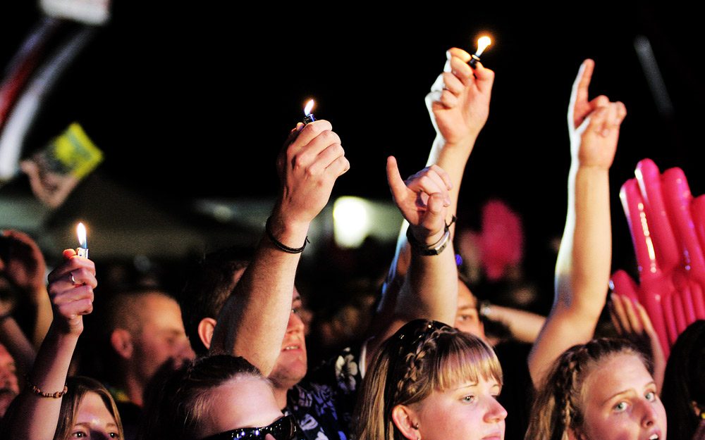 Olpe Olé Sommerfest - Fans mit Feuerzeugen