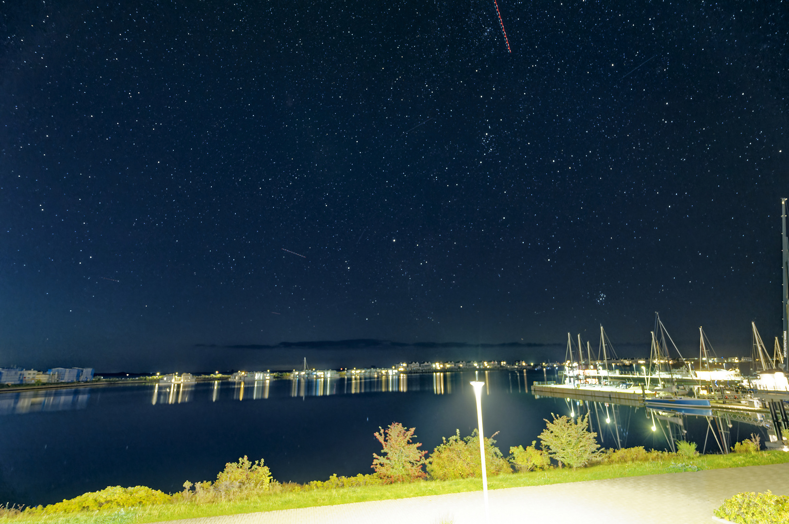 Olpenitz bei Nacht mit Starlink-Satelliten