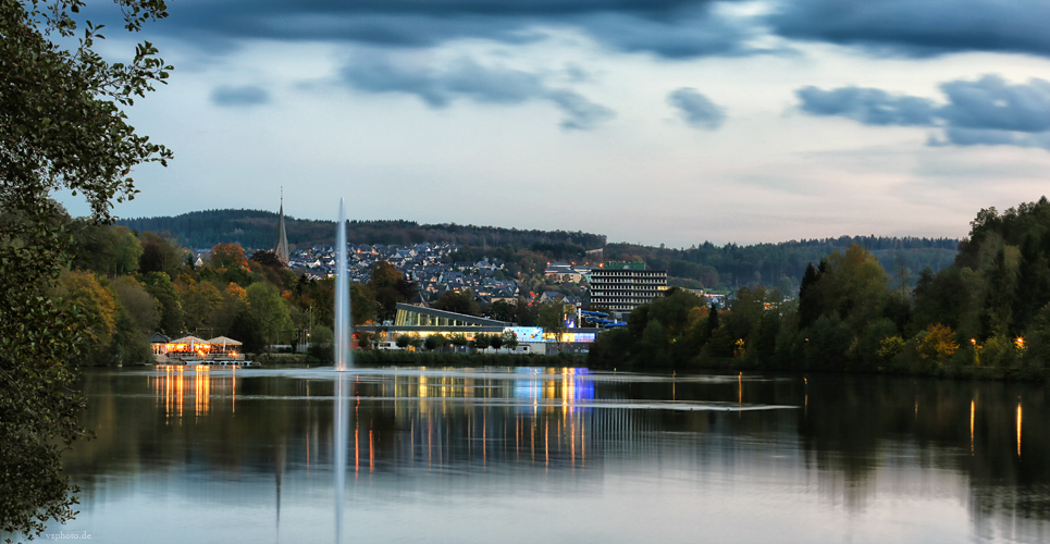 Olper Vorstaubecken zur blauen Stunde