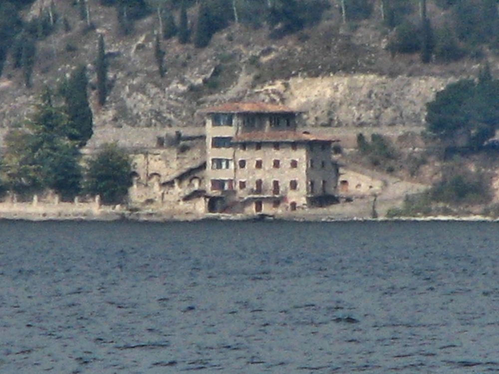 Oltre il lago.