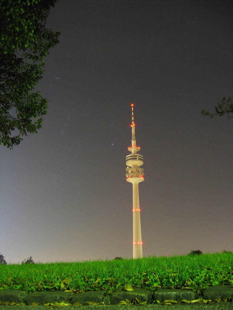 Olympia Turm bei Nacht