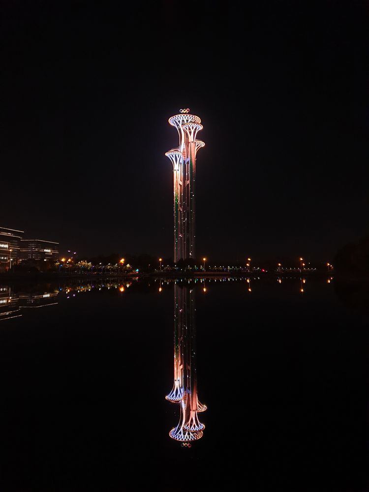 Olympia-Turm im Spiegel