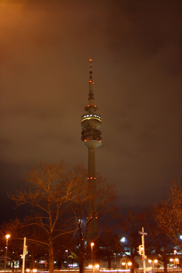 Olympia Turm München bei Nacht