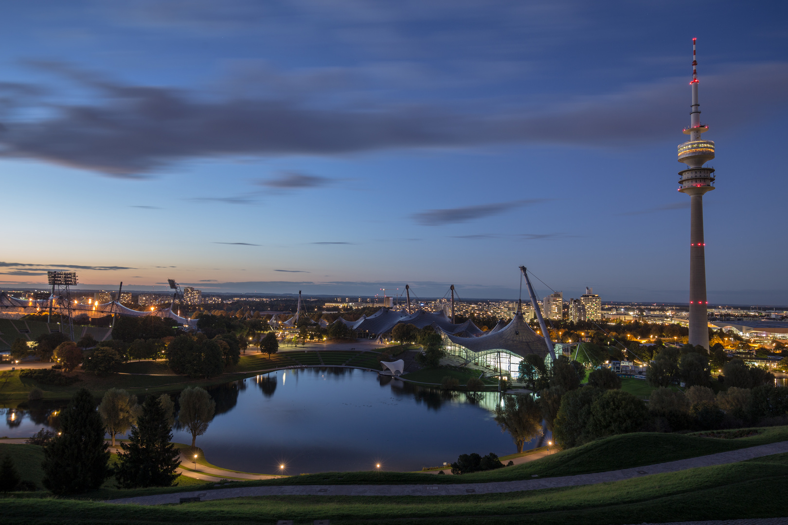 Olympiaberg bei Nacht