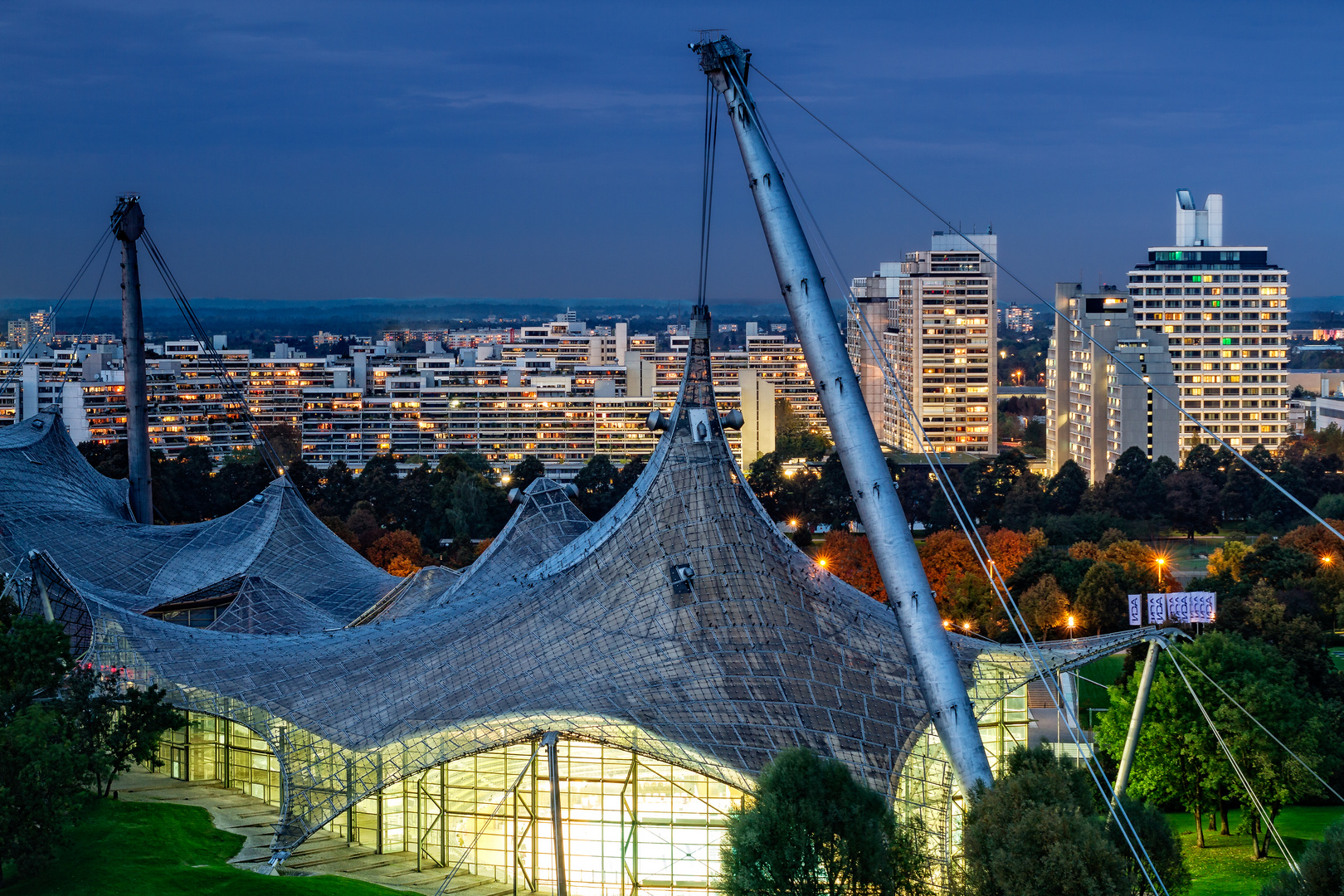 Olympiahalle und Olympisches Dorf zur blauen Stunde