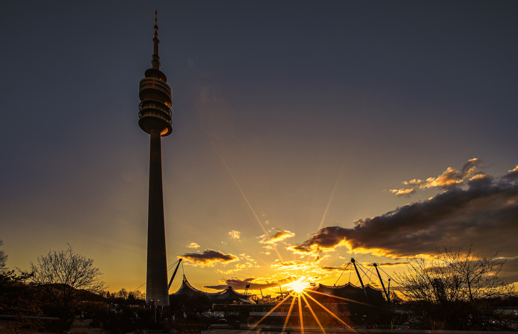 Olympiapark im Sonnenuntergang