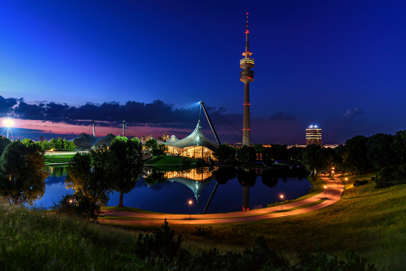 Olympiapark München bei Nacht