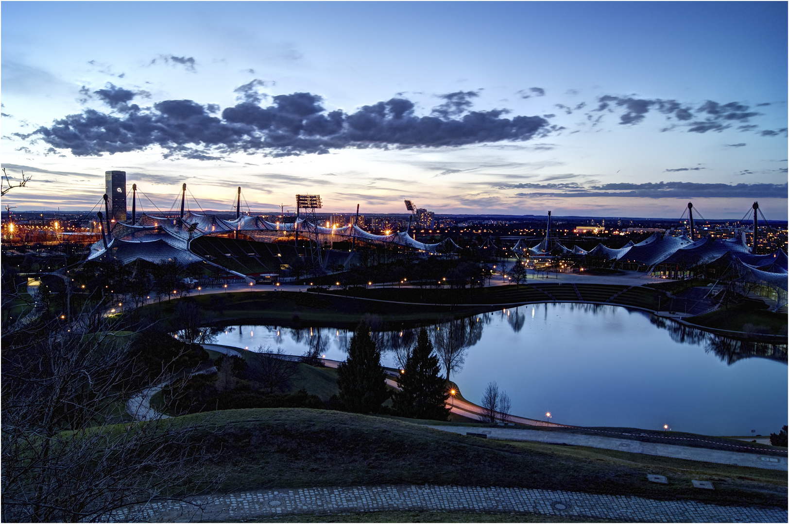 Olympiapark München in der Abenddämmerung