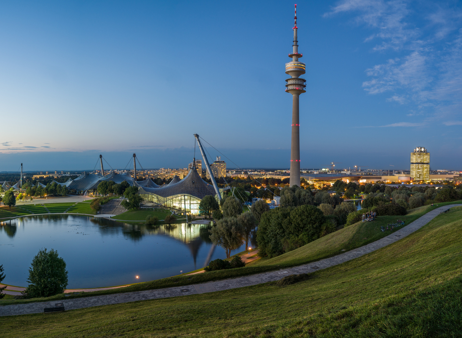 Olympiaschwimmhalle und Olympiaturm München