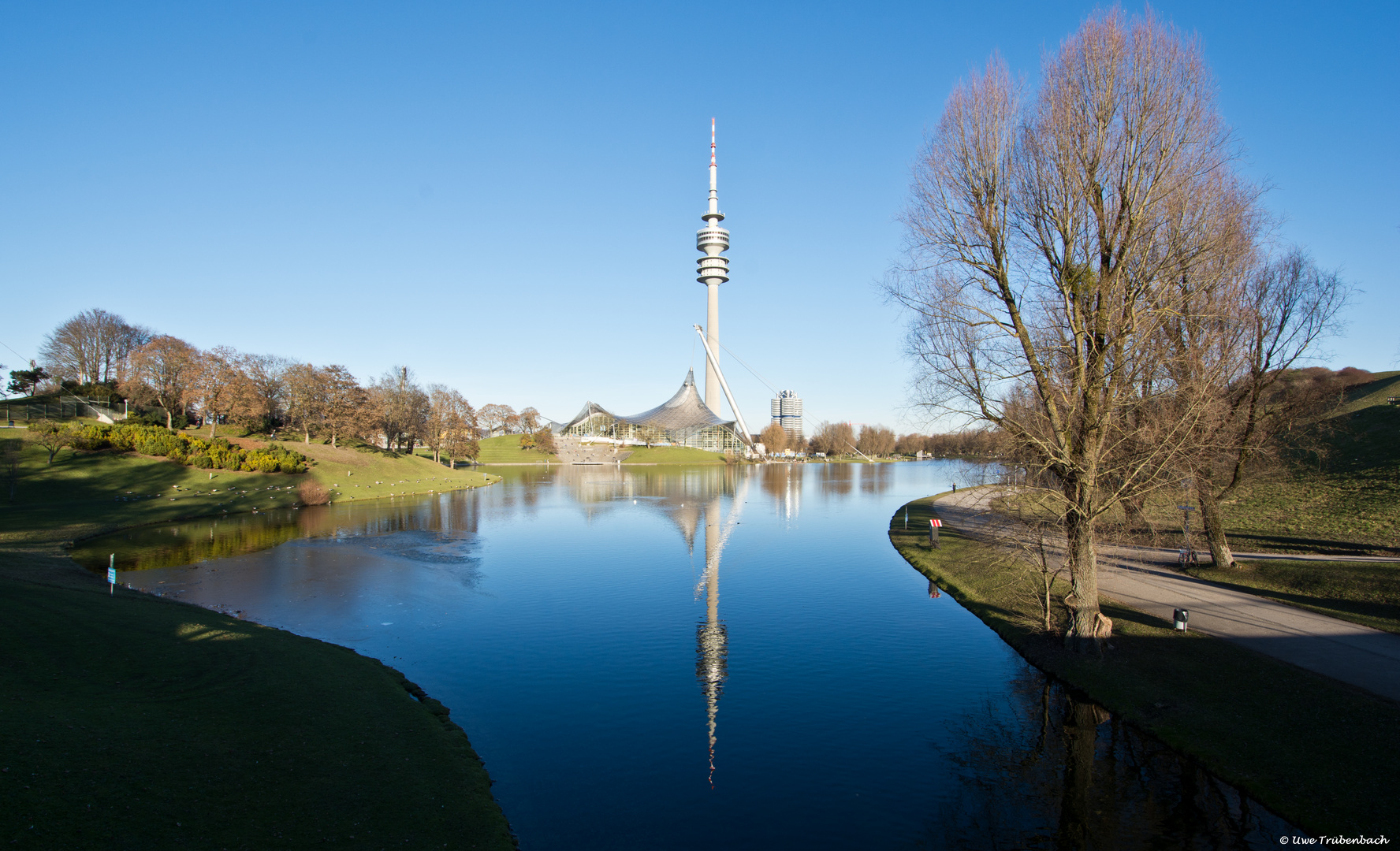 Olympiasee mit Schwimmhalle und Olympiaturm