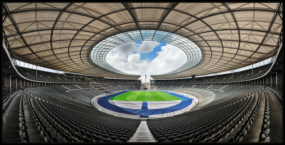 Olympiastadion in Farbe und bunt