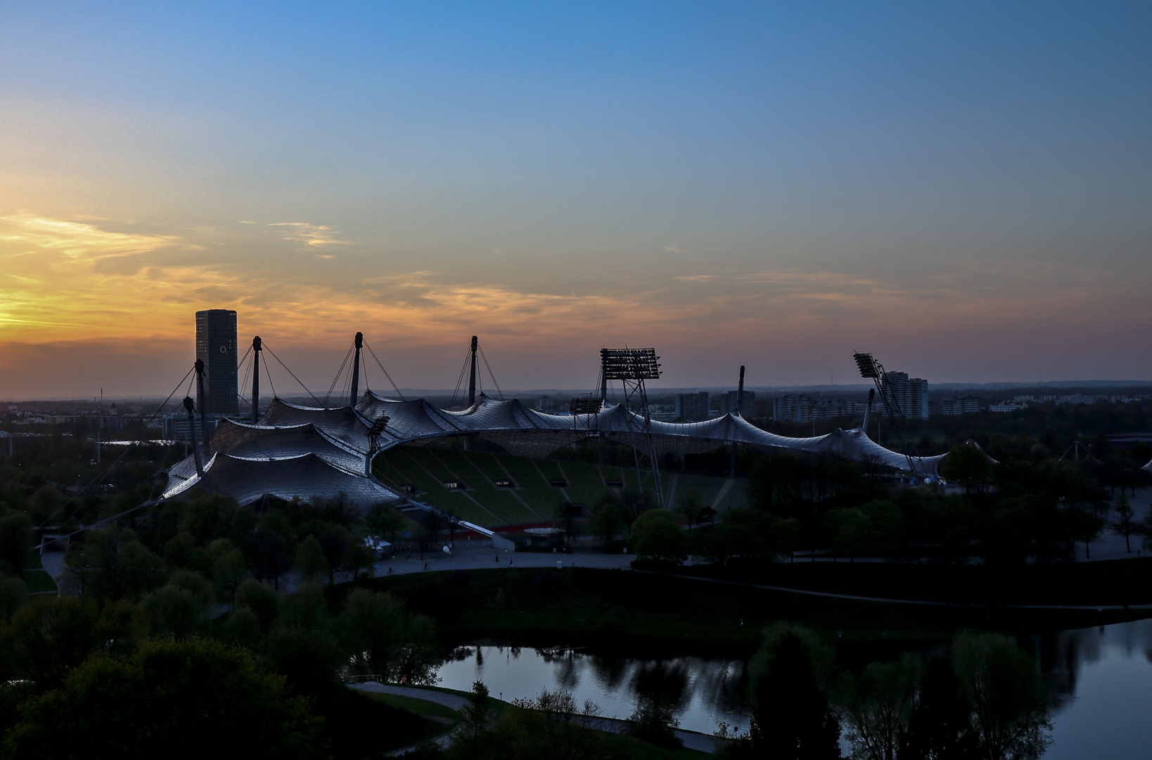 Olympiastadion in München kurz vor Sonnenuntergang