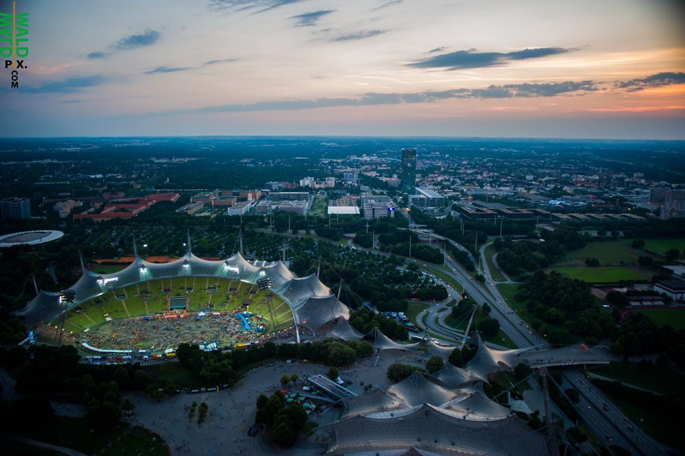 Olympiastadion München in der abendlichen Dämmerung