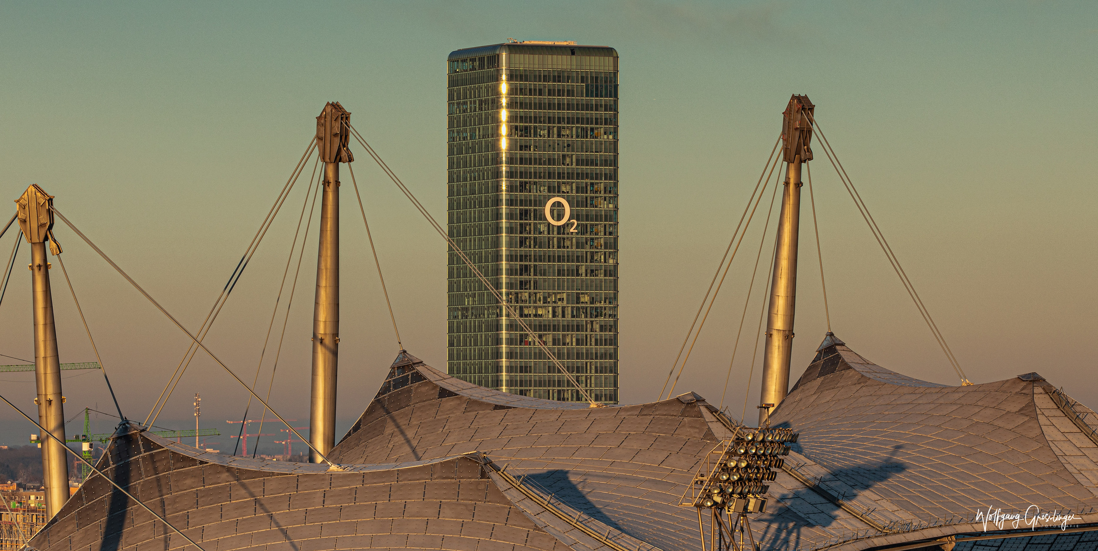 Olympiastadion München mit dem O2 Tower