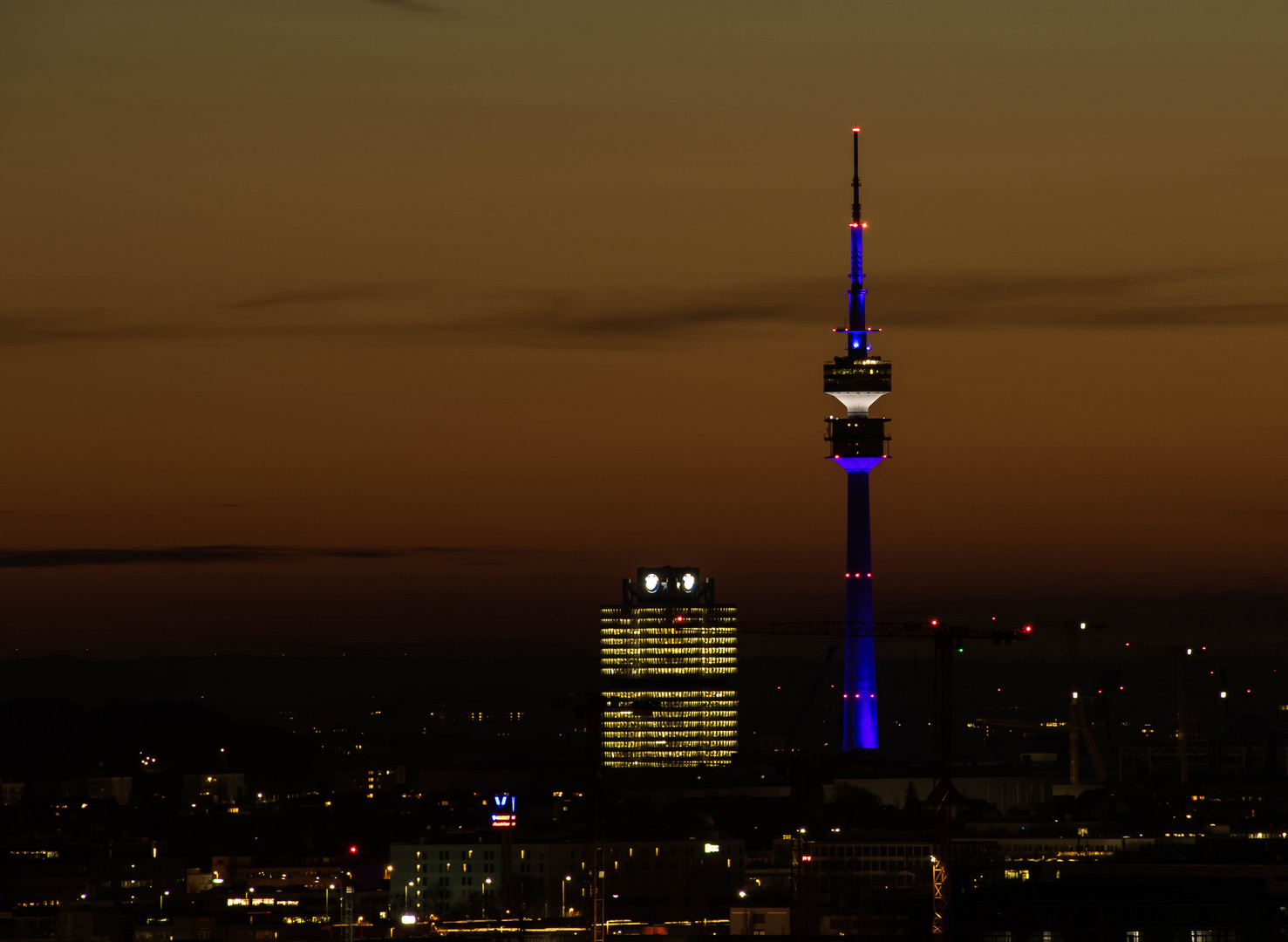 Olympiaturm am Abend