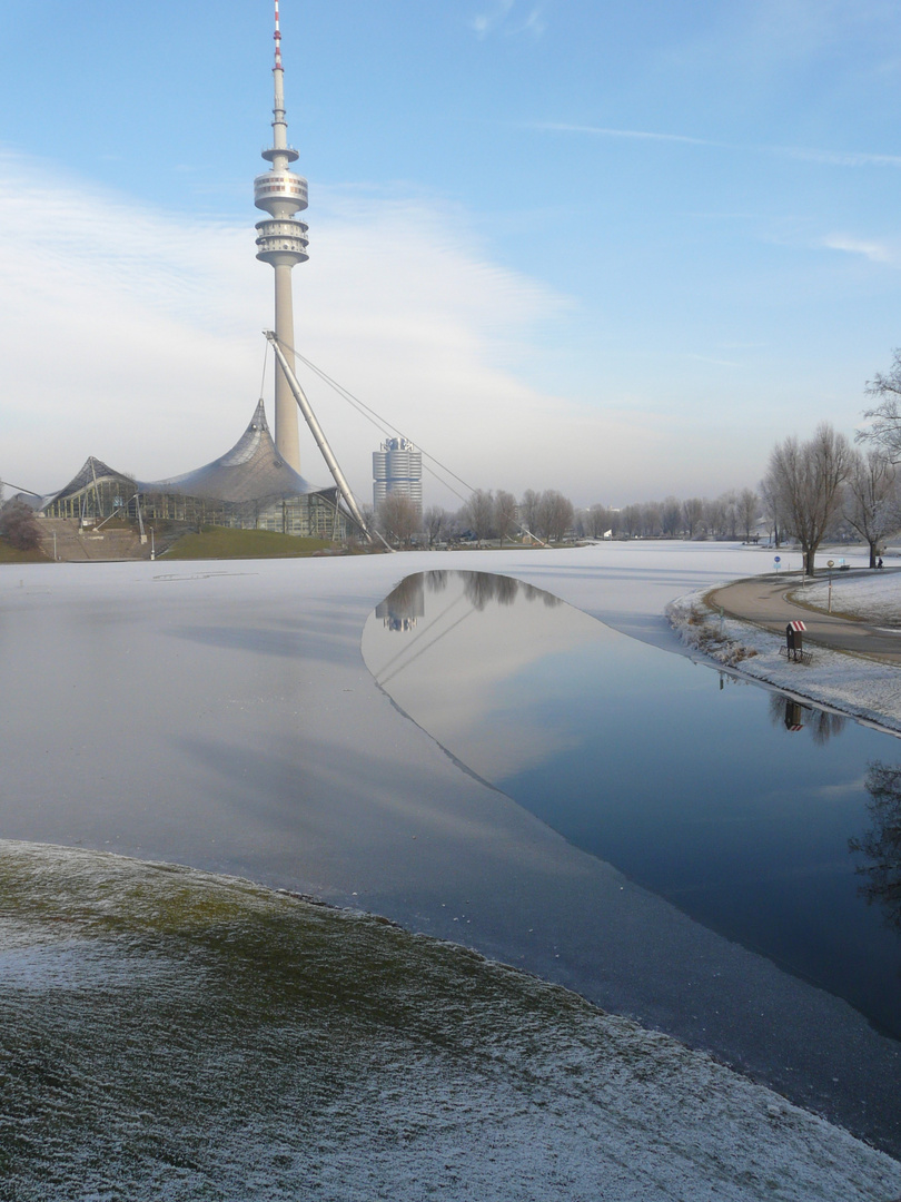 Olympiaturm am See in München