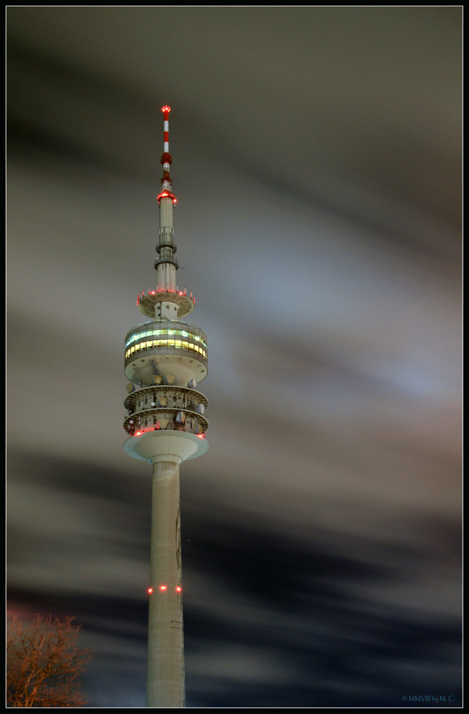 Olympiaturm bei Nacht