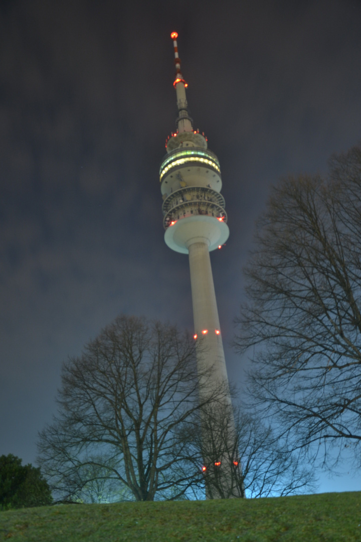 Olympiaturm bei Nacht