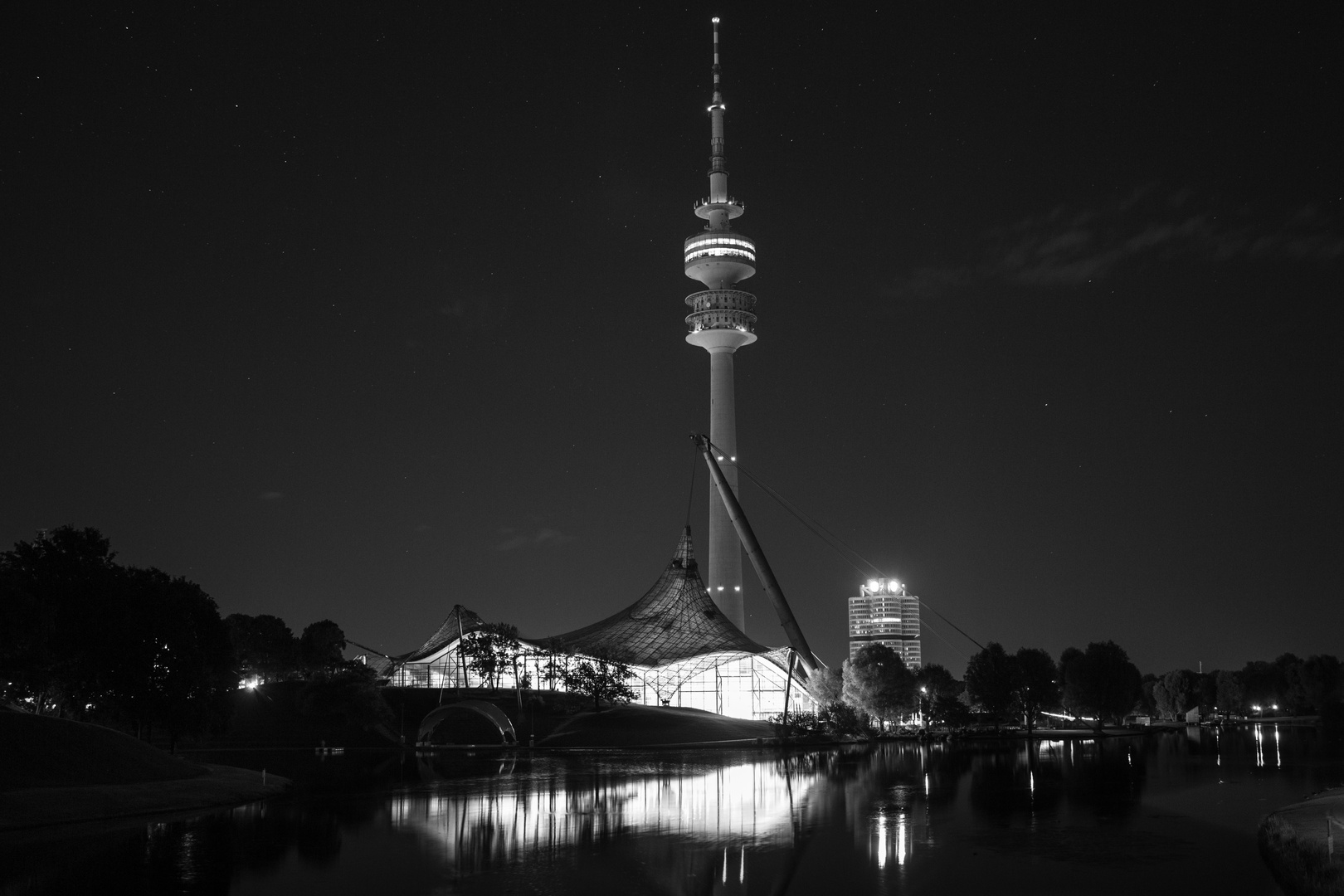 Olympiaturm bei Nacht