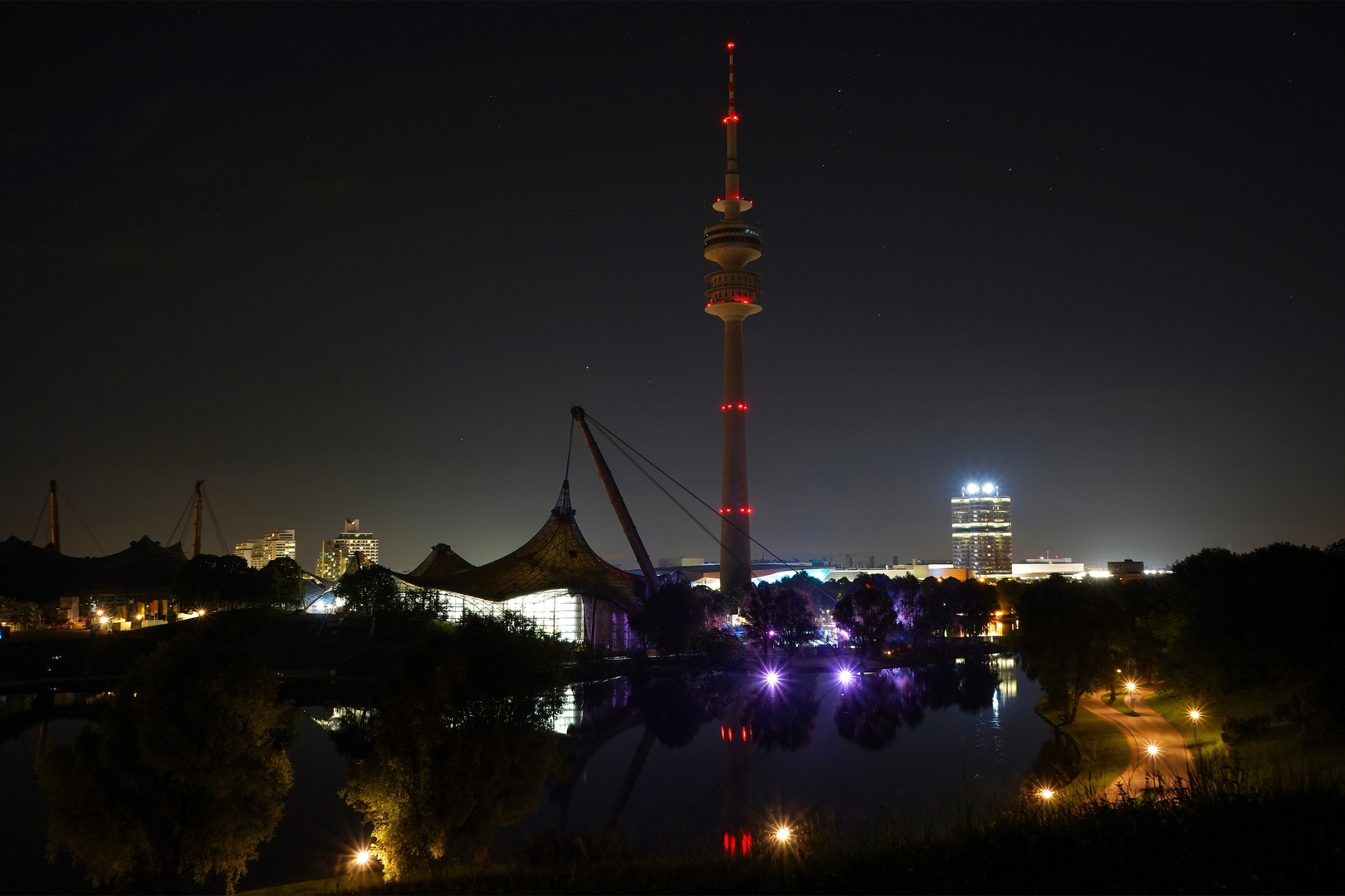 Olympiaturm bei Nacht.....