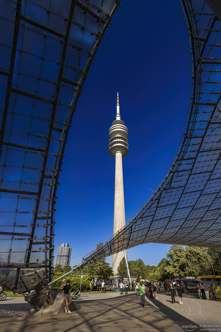 Olympiaturm Durchblick