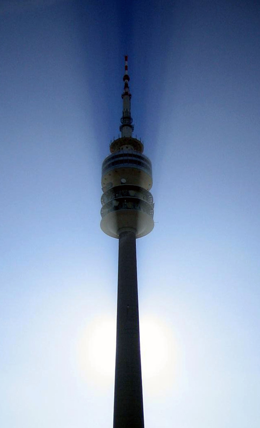 Olympiaturm im Gegenlicht