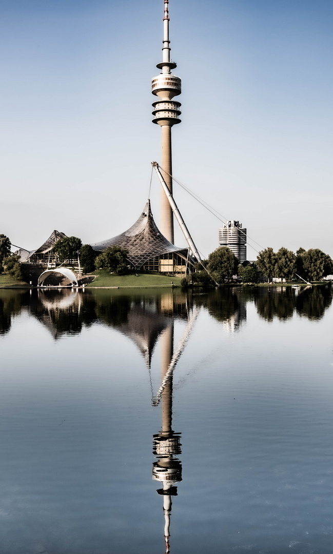 Olympiaturm im Spiegel