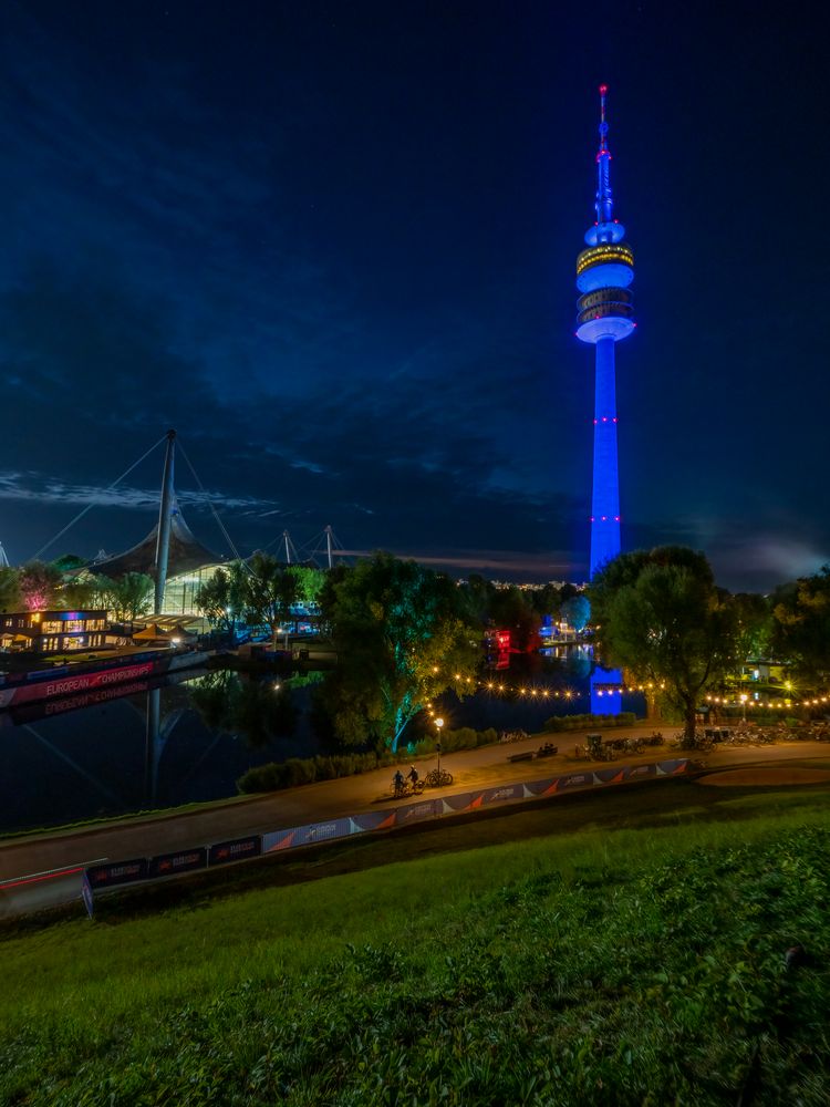 Olympiaturm im Wechsel der Farben