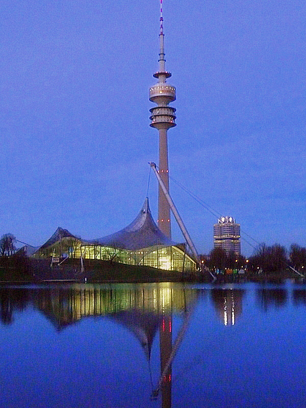 Olympiaturm in der Abenddämmerung
