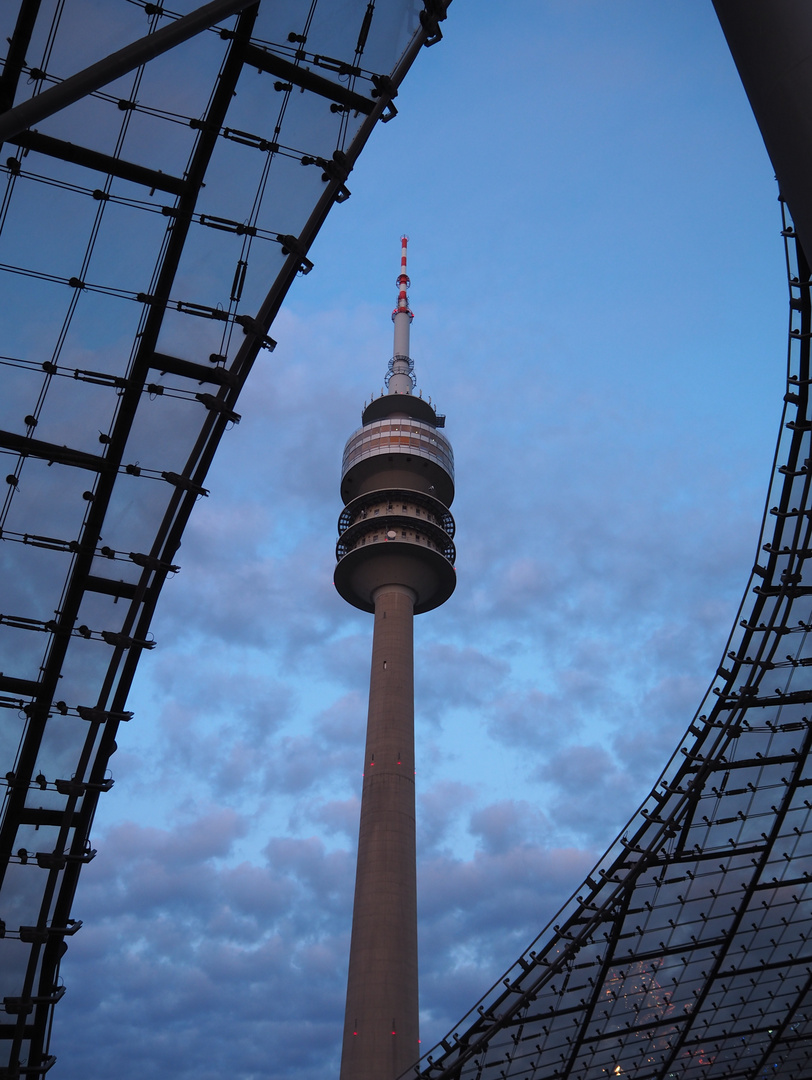 Olympiaturm in der Dämmerung