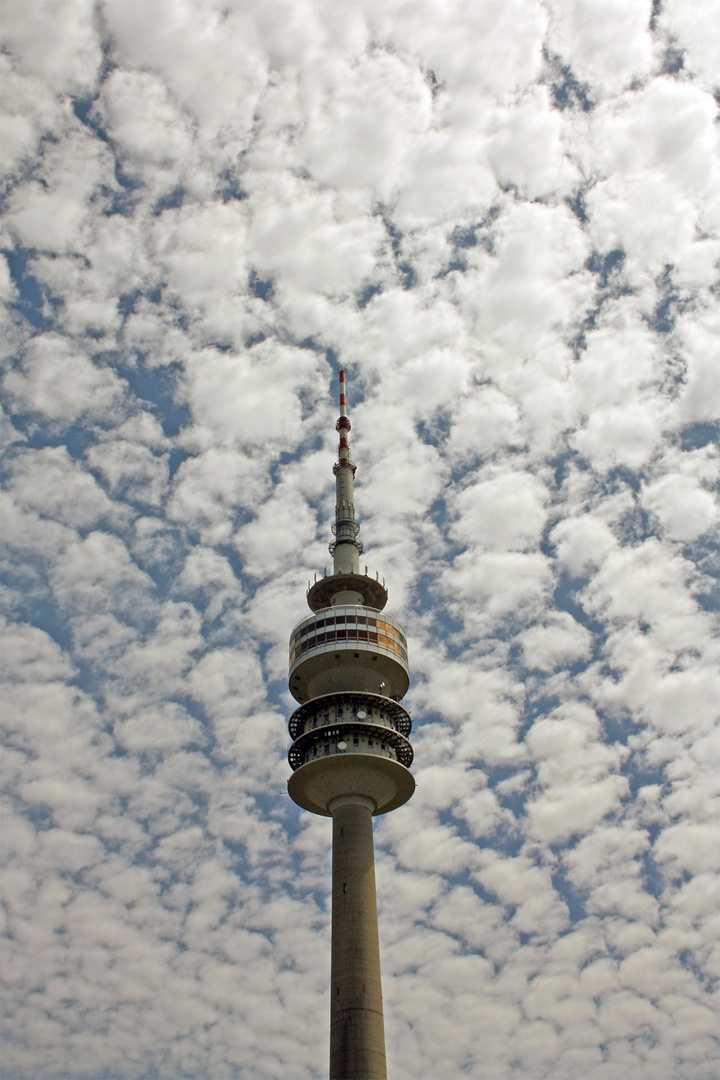 Olympiaturm mit Wolkenbett