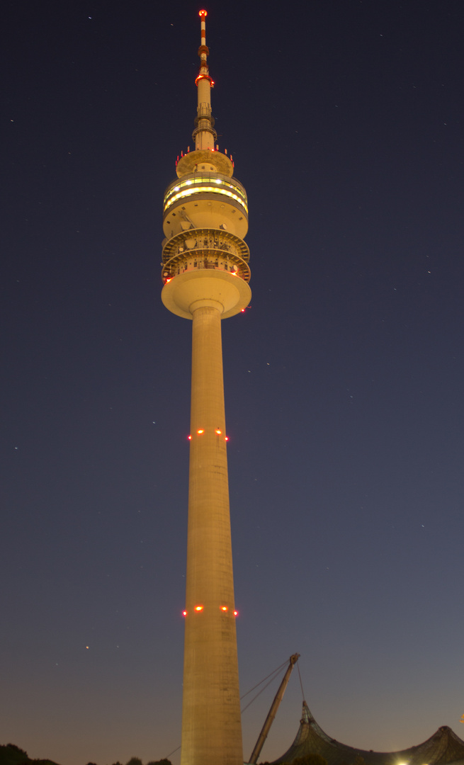 Olympiaturm München bei Nacht