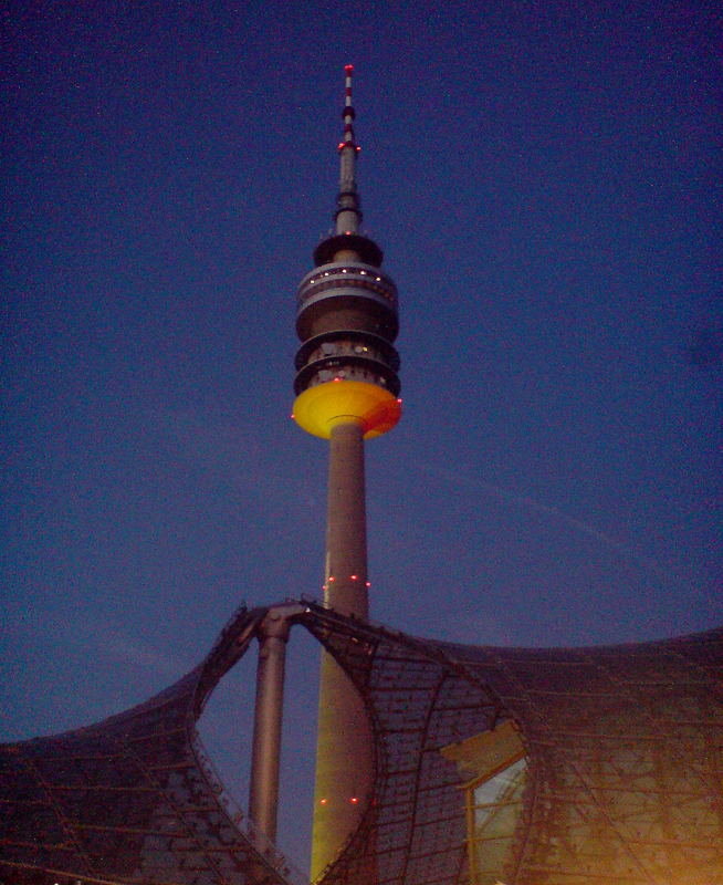 Olympiaturm München bei Nacht