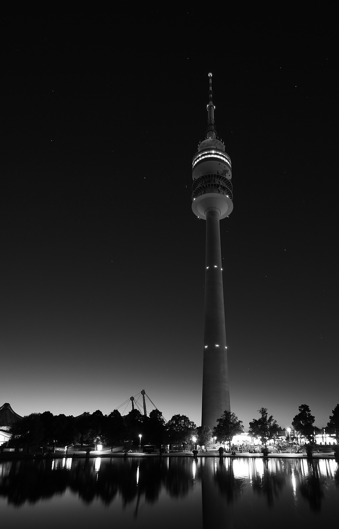 Olympiaturm München bei Nacht (Schwarz-Weiß)