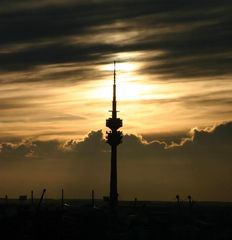 Olympiaturm München bei Sonnenuntergang