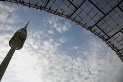 Olympiaturm München unter dem Dach der Schwimmhalle