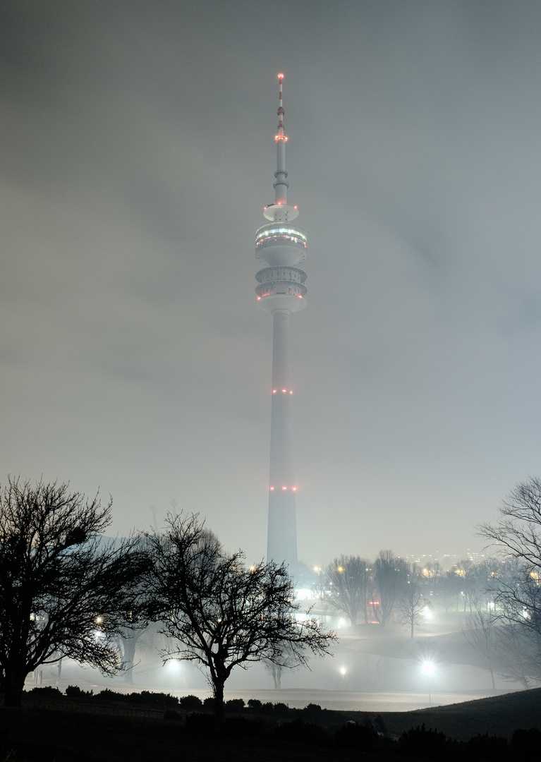 Olympiaturm nachts im Nebel