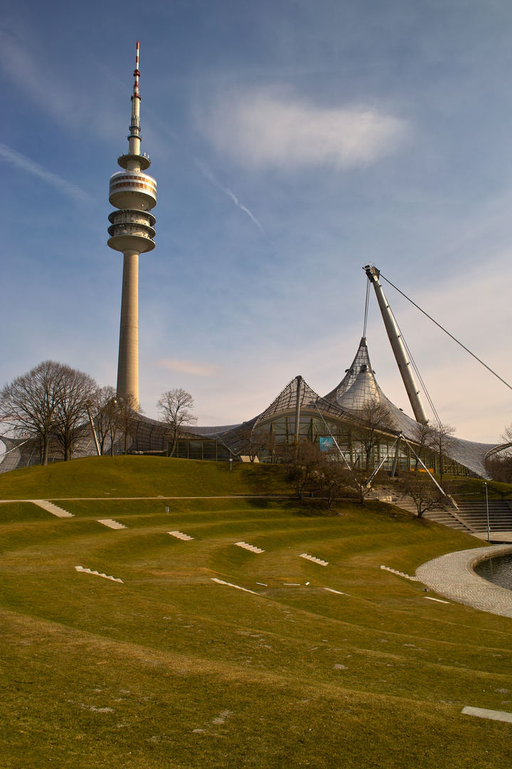 Olympiaturm und Schwimmhalle / München
