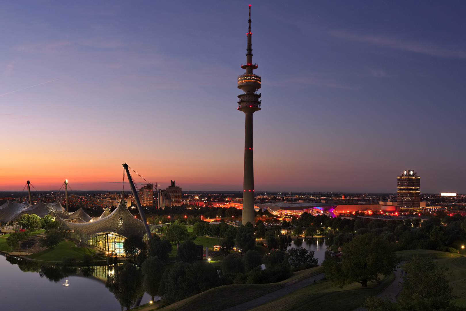 Olympiaturm zur blauen Stunde