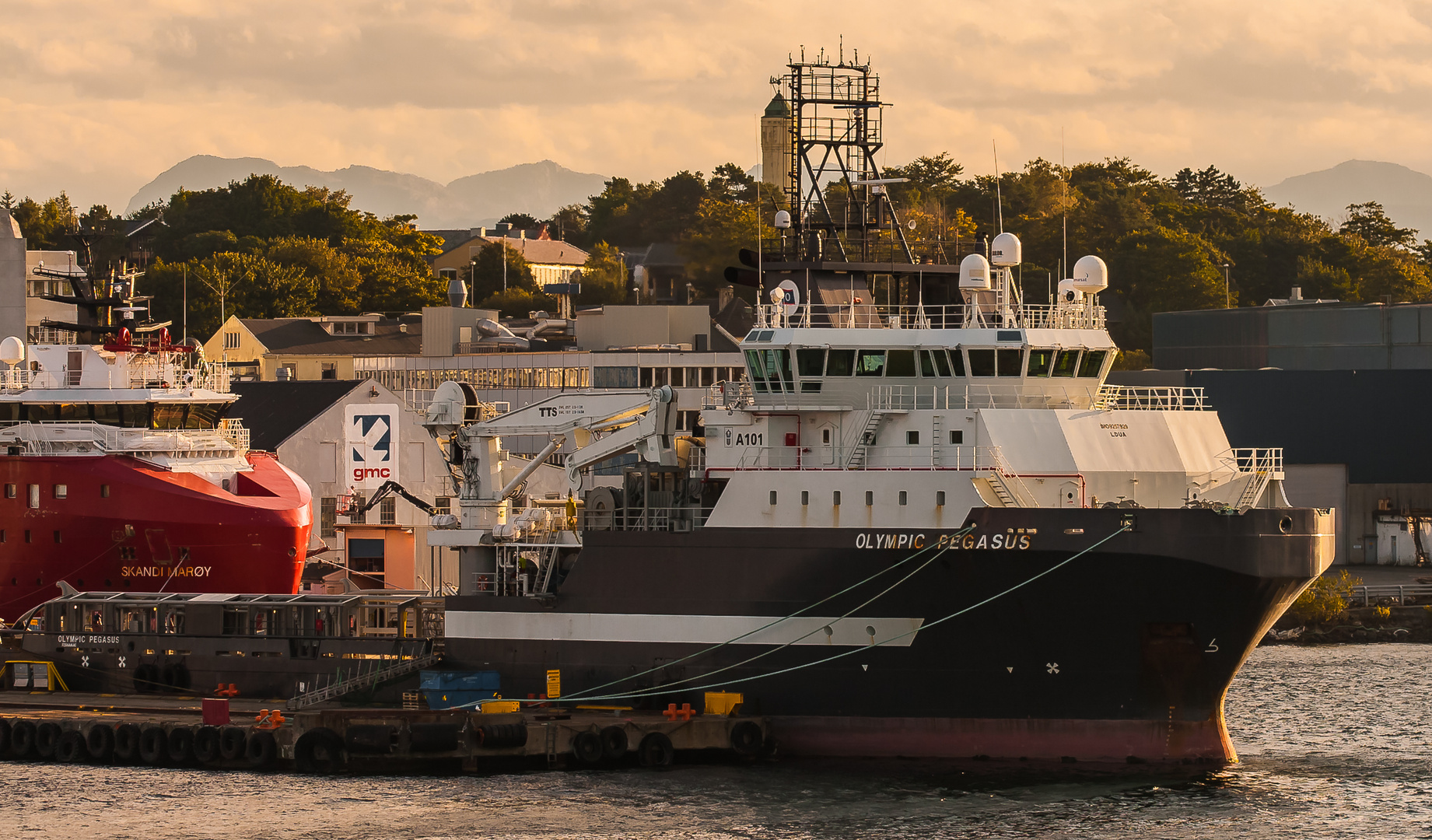 Olympic Pegasus und Skandi Marøy