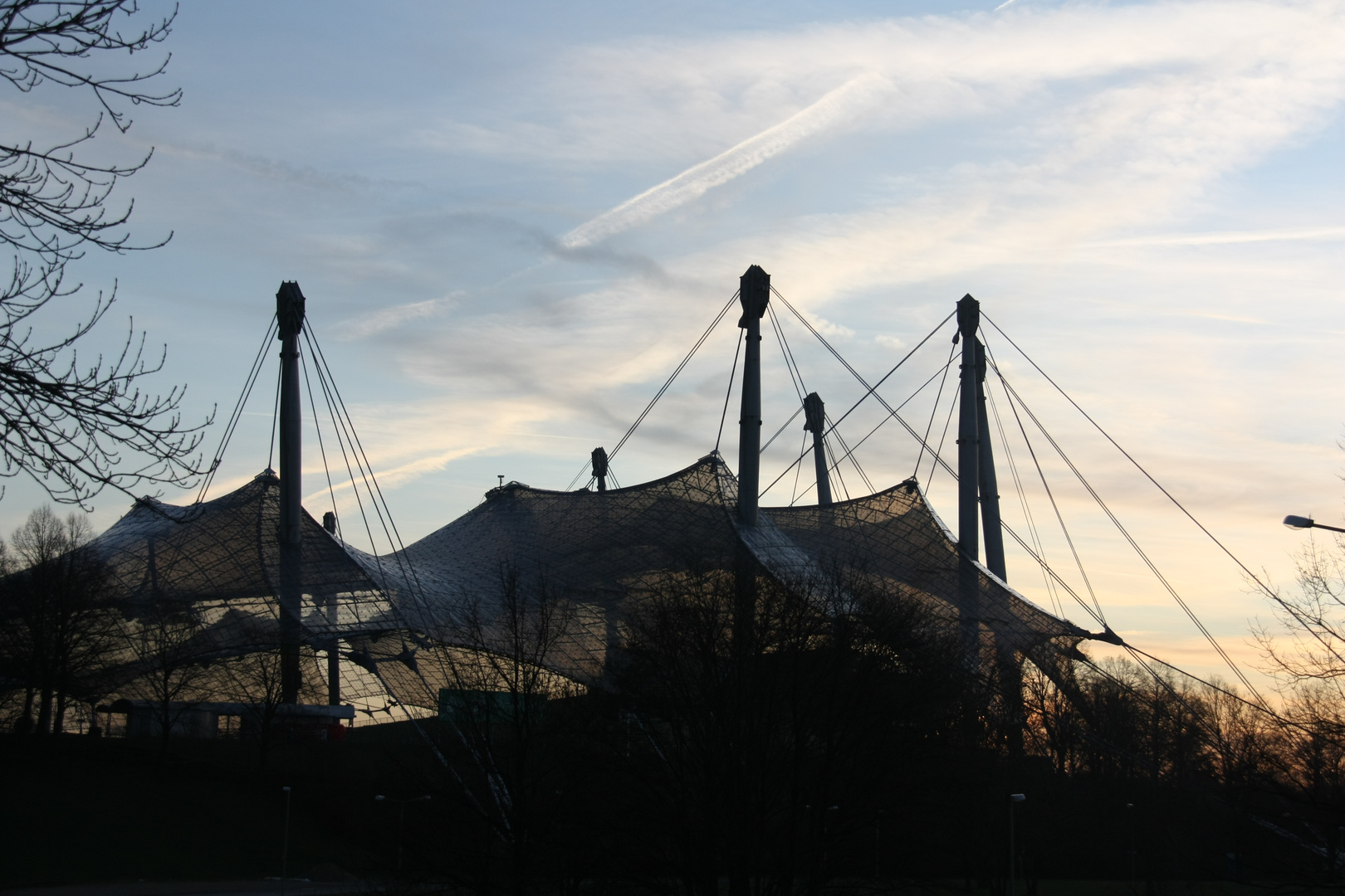 Olympische Dächer bei Sonnenuntergang