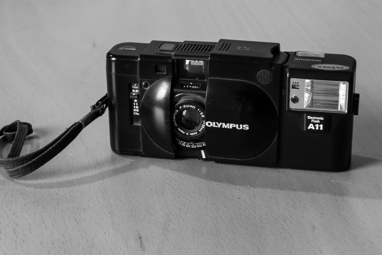 Olympus XA mit Blitz