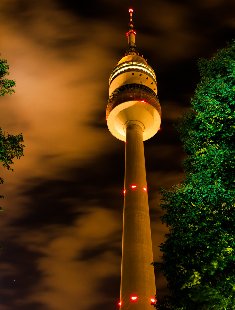 Olyturm bei Nacht