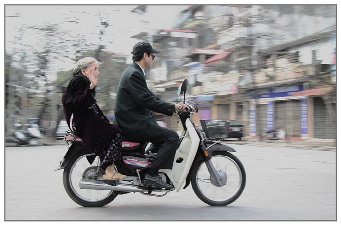 Oma auf dem Sozius - Hanoi -Vietnam