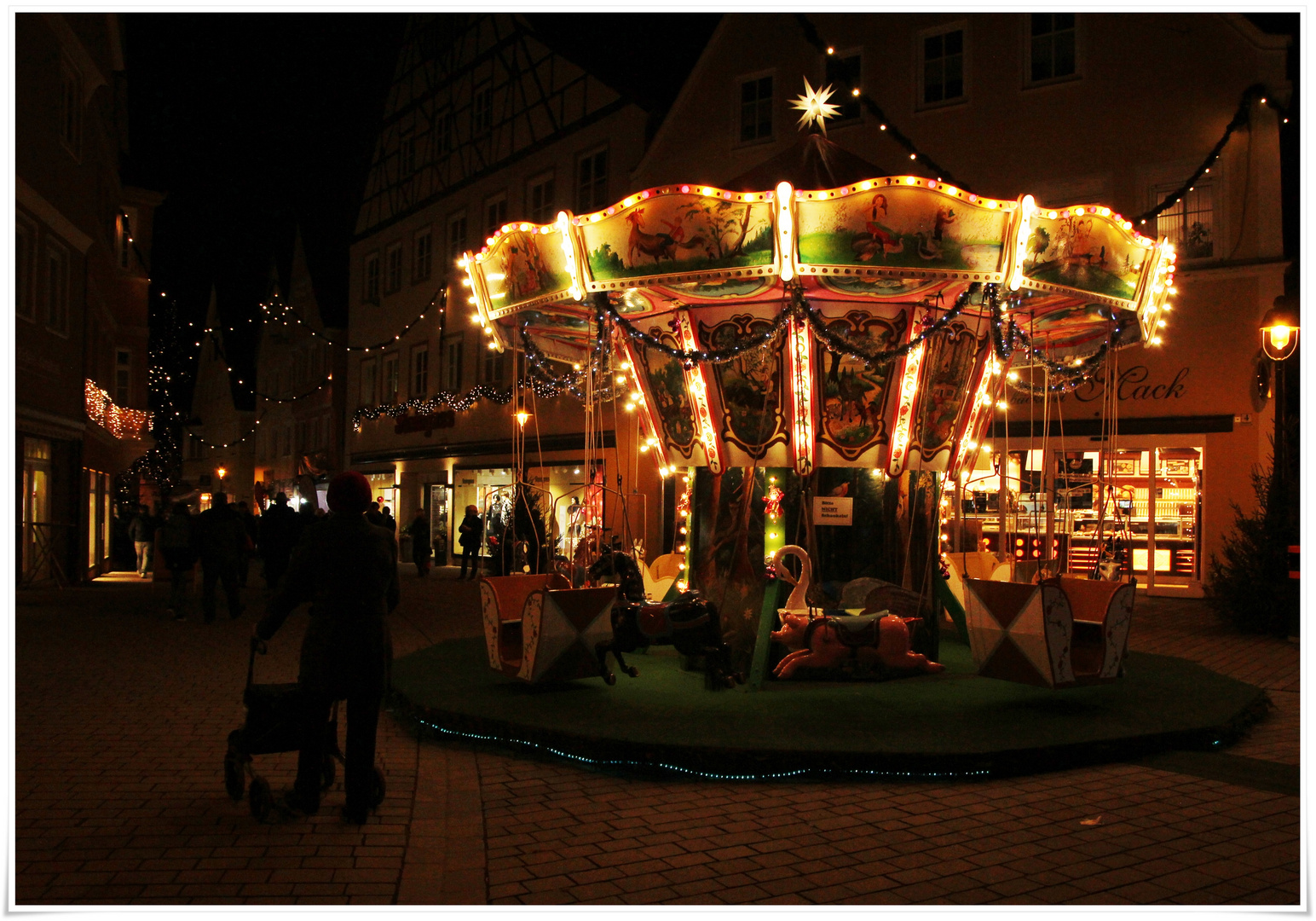 Oma auf dem Weihnachtsmarkt