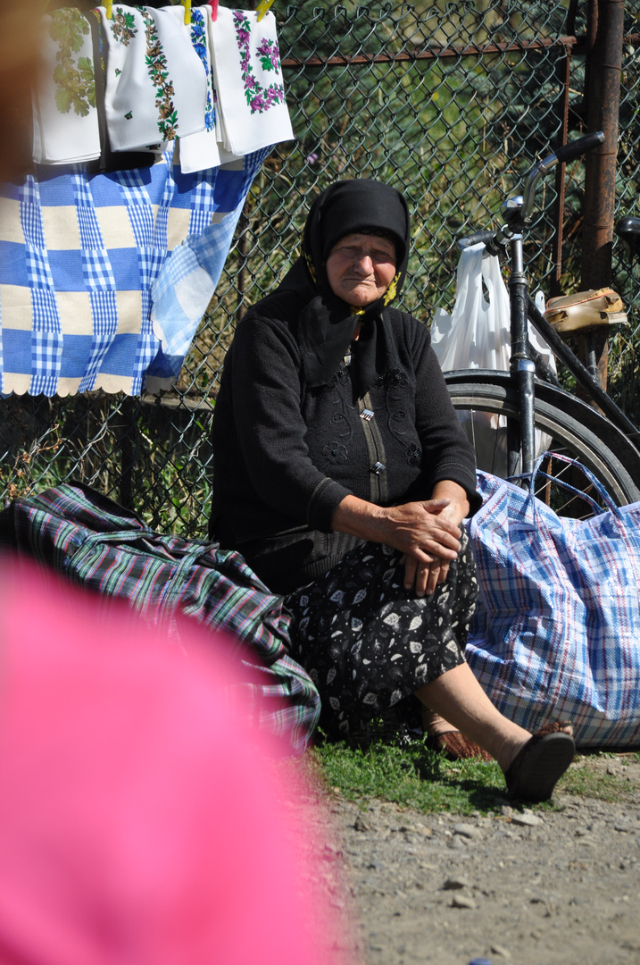 Oma auf einem Markt in der Bukowina/Rumänien