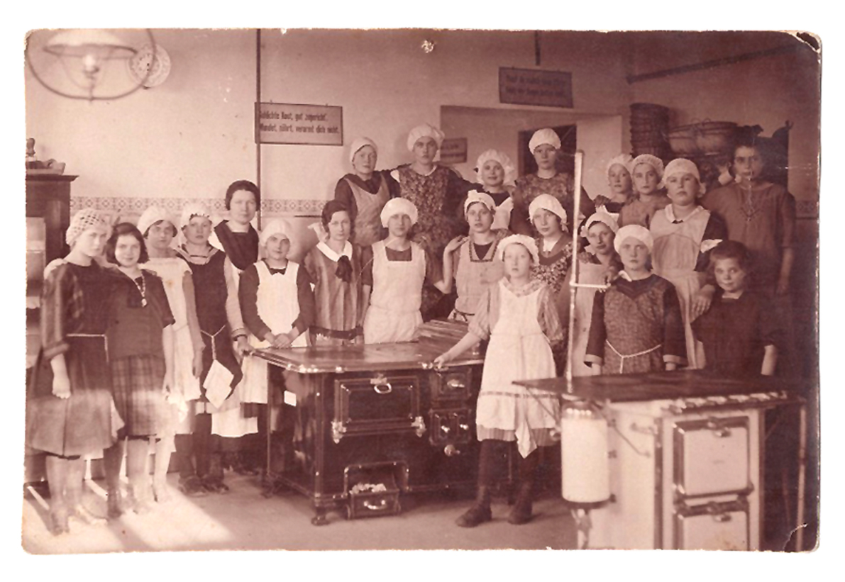 Oma in der Kochschule Mitte der 1920er