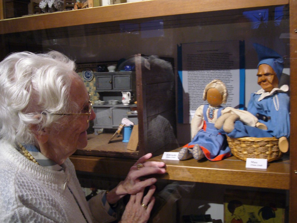 Oma mit ihren Puppen im "Freiburger Puppenmuseum"