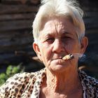 Oma mit Zigarre
